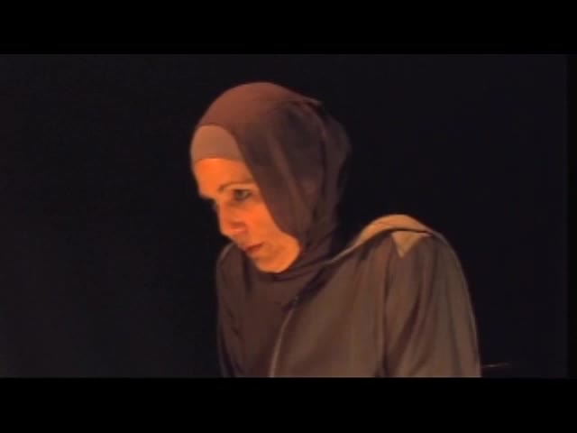 ענת ברזילי בתפקיד סמירה